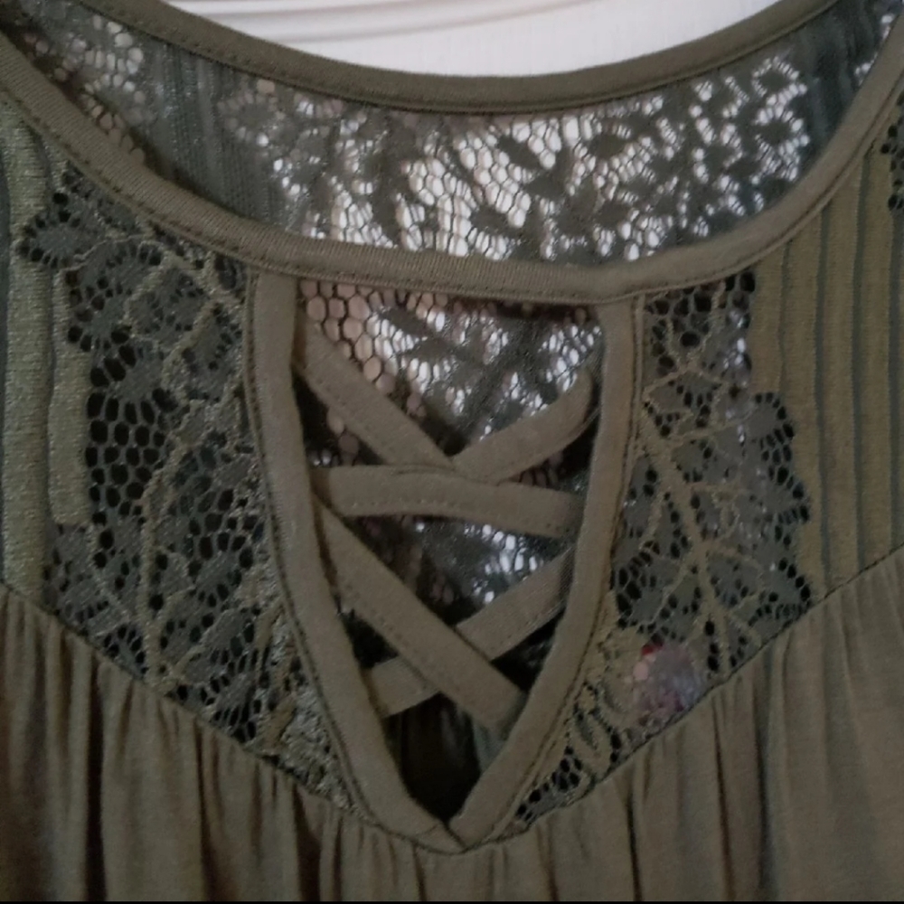 Lace top - Picture 3 of 4